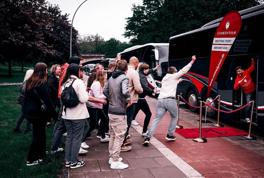 Düsseldorf: 1.5-Hour Comedy Bus Tour - A 90-Minute Düsseldorf Road Trip With Stand-Up Comedy Built In