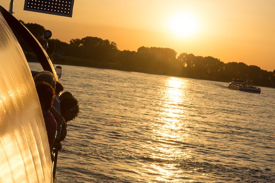 Düsseldorf: 2-Hour Evening Rhine River Cruise with Live DJ - Live DJ Soundtrack: Chill Cruise or Dance Party
