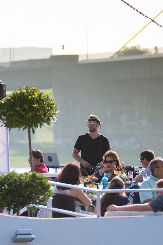 Düsseldorf: 2-Hour Evening Rhine River Cruise with Live DJ - Making the Most of Your Evening: Quick Tips Before You Go