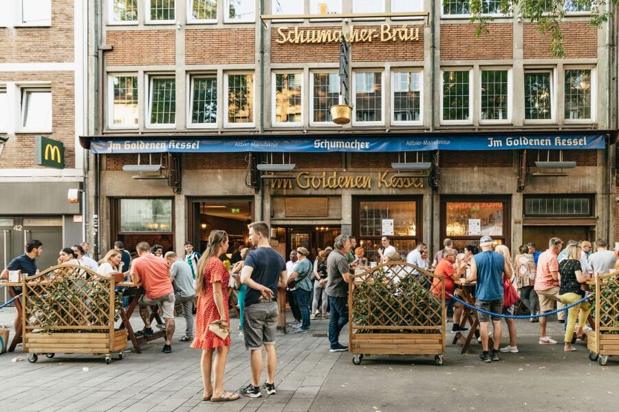 Düsseldorf: Altbier-Safari Beer Walking Tour - Uerige finish: an Altbier that makes the city click