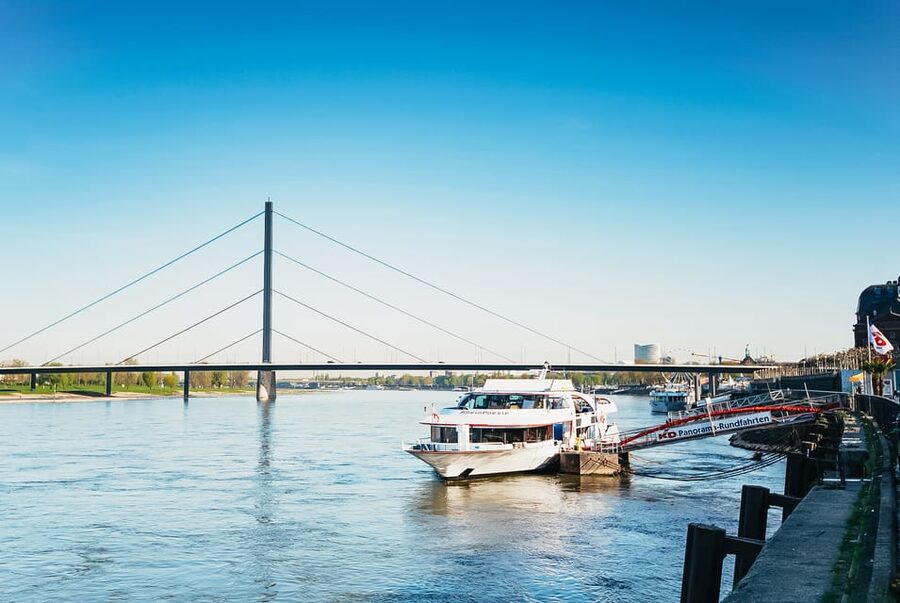 Düsseldorf: City Sightseeing Cruise on the Rhine - Snacking and Sipping: Drinks Onboard Make the Cruise Feel Like Downtime
