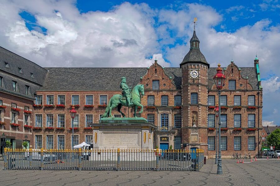 Düsseldorf: Classic City Segway Tour - Crossing the Rhine on Rheinkniebrücke and Seeing the Rhine Meadows