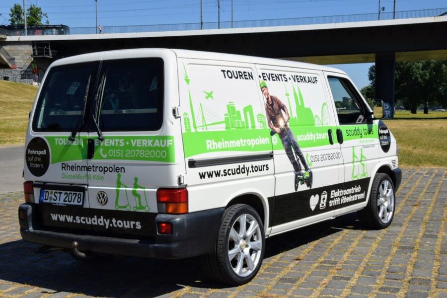 Düsseldorf: E-Scooter City Tour - Starting with the Rhine and the state parliament vibe