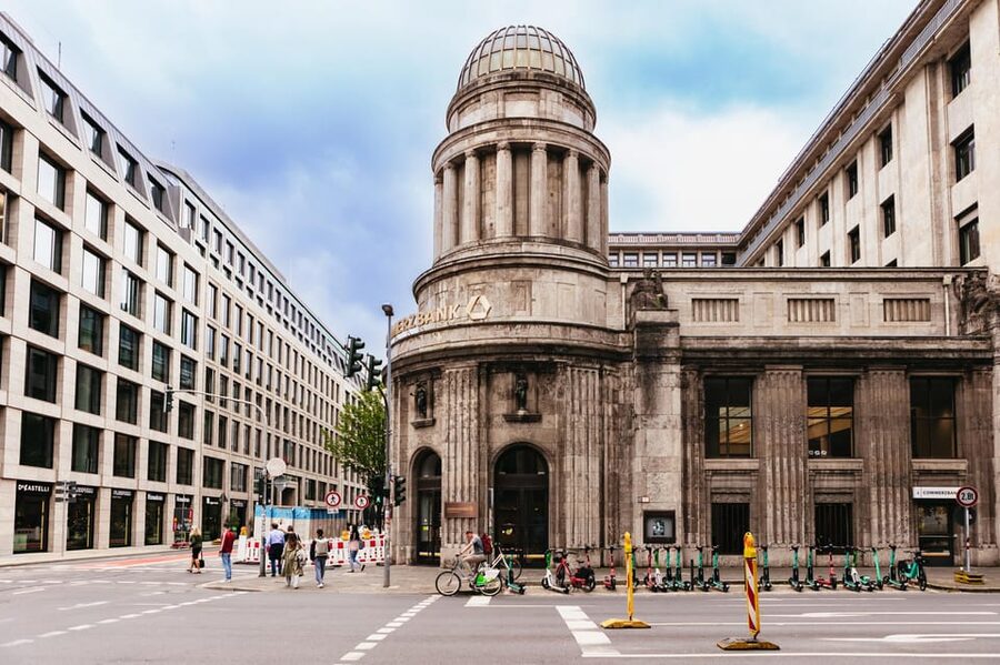Düsseldorf: Guided City Architecture Walking Tour - Guide style, humor, and answering real questions