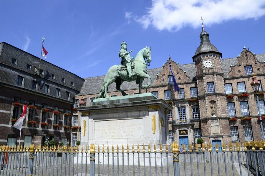 Düsseldorf: Guided Old Town Tour with Beer Break - Night-Out Tips: Where to eat, drink, and dance after