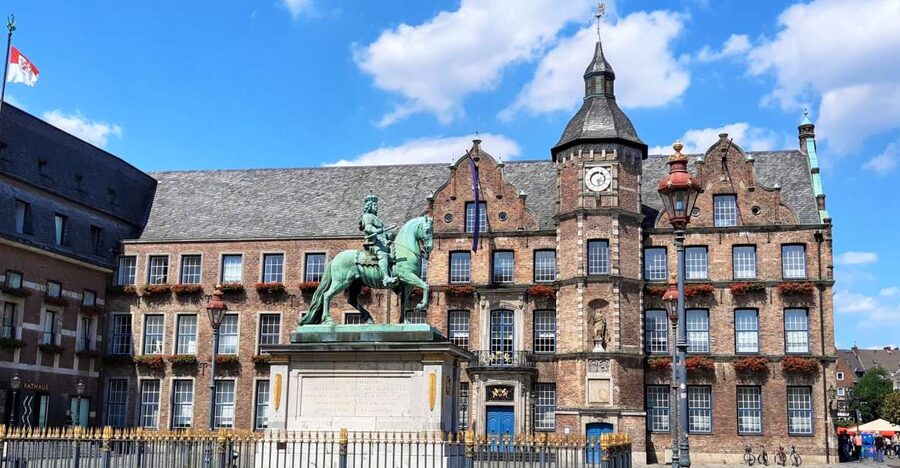 Dusseldorf: Old Town & Altbier Tour - The Altstadt route: squares, statues, and streets you can actually picture
