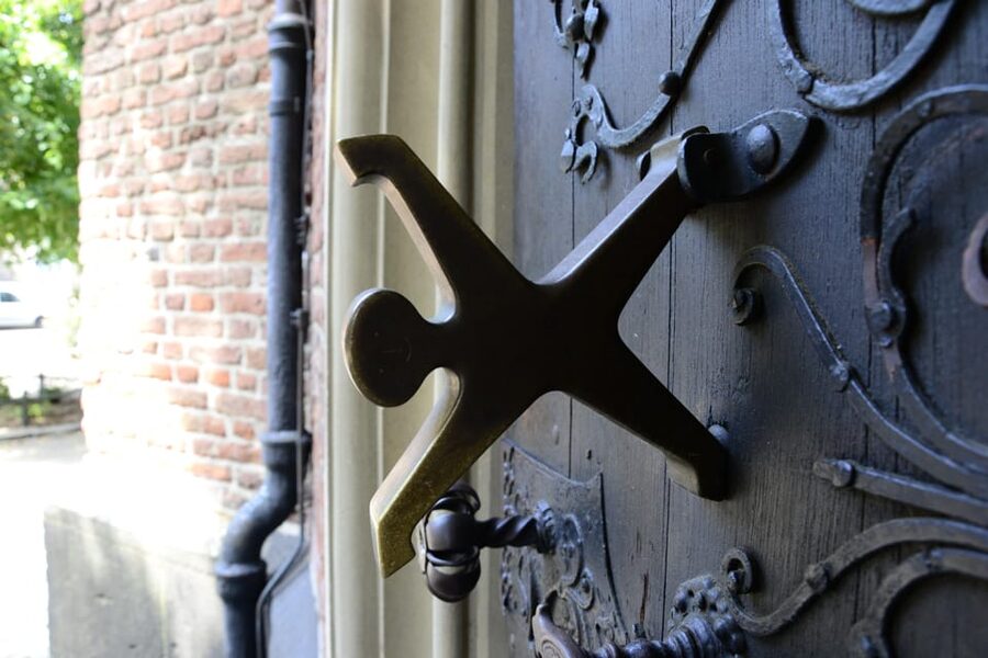 Düsseldorf: Tipping based - Old Town Walking Tour - Narrow alleys, old streets, and the places you’ll actually want later