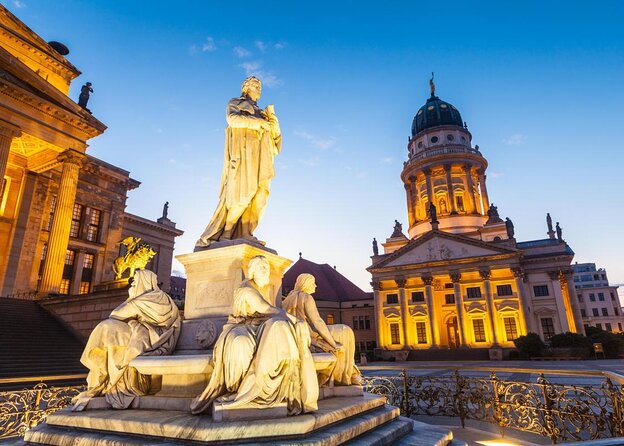 English Comedy Show with Pizza and Shots in Central Berlin - How the schedule keeps your Berlin day wide open