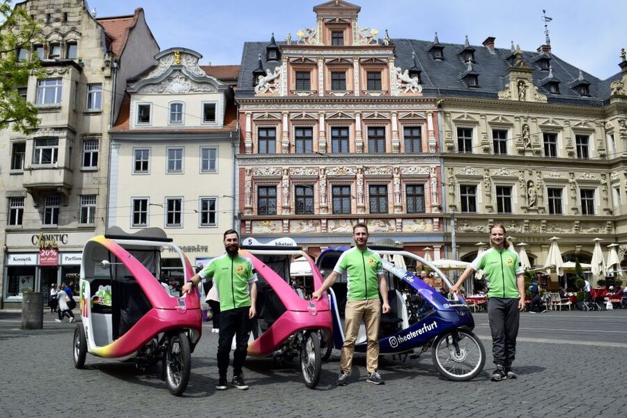 Erfurt: Private Guided Classic Old Town E-Rickshaw Tour - E-rickshaw comfort, stop-and-go timing, and your photo plan