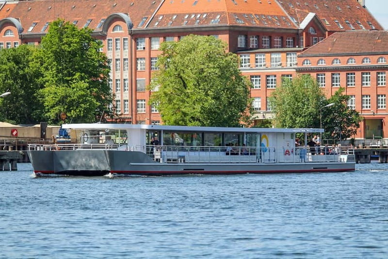 Evening Boat Tour 1.5 hour with our solarcatamaran - Why a solar catamaran changes your Berlin evening