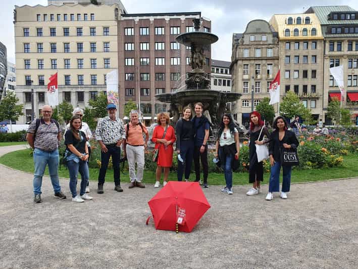 Explore Düsseldorf with Passionate tour guides! - Finding Your Guide: Leonidas, the Red Umbrella, and Getting Oriented