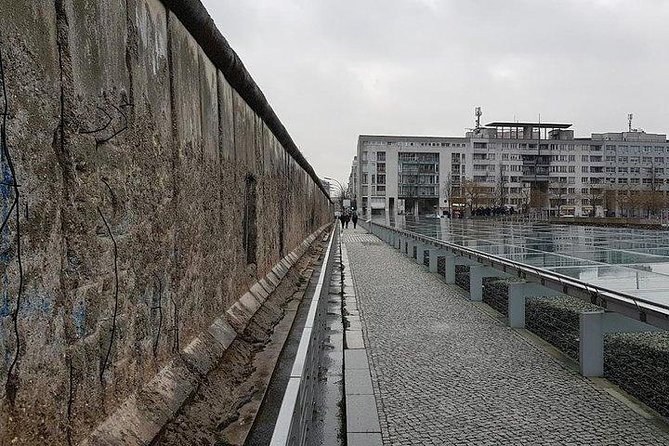 Explore The Berlin Wall: Cold War Berlin and Behind the Berlin Wall - Checkpoint Charlie, Fast Photos, Then the 1961 Tension