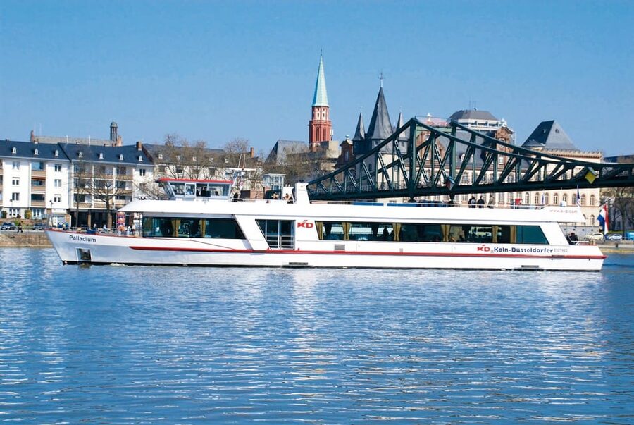 Frankfurt: 1-Hour Panorama Boat Cruise on the river Main - The Onboard Bar: Cold Drinks, Snacks, and the Cash-First Tip