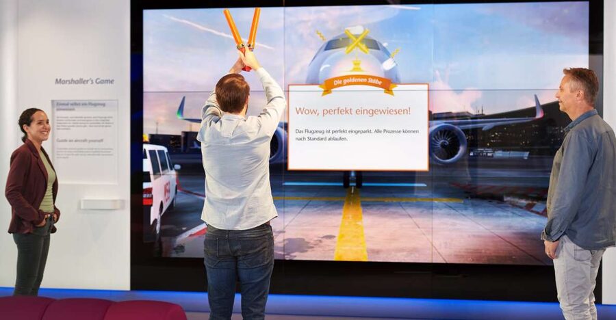 Frankfurt Airport: Fraport Visitor Center Entry Ticket - Smart Windows and The Globe: Real-Time Airport Watching Indoors