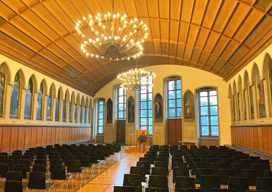 Frankfurt: Discover the heart of Frankfurt - a city tour in German - Dimitri’s German tour style: humor, context, and mini explanations