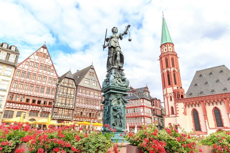 Frankfurt: Guided Bike Tour - Wallanlagen green belt, opera houses, and skyline viewpoints