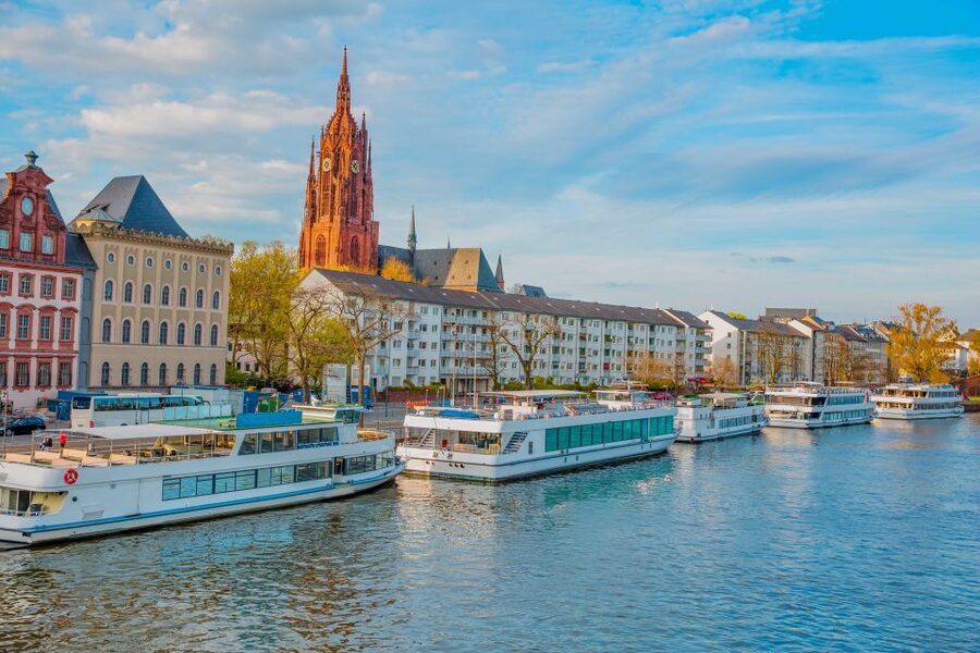 Frankfurt: Guided Bike Tour - Bikes, pace, and group size that keep the ride fun