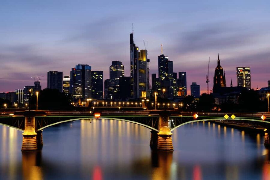 Frankfurt: Lounge Abendfahrt Frankfurt - Mainhattan bei Nacht: what you really came for