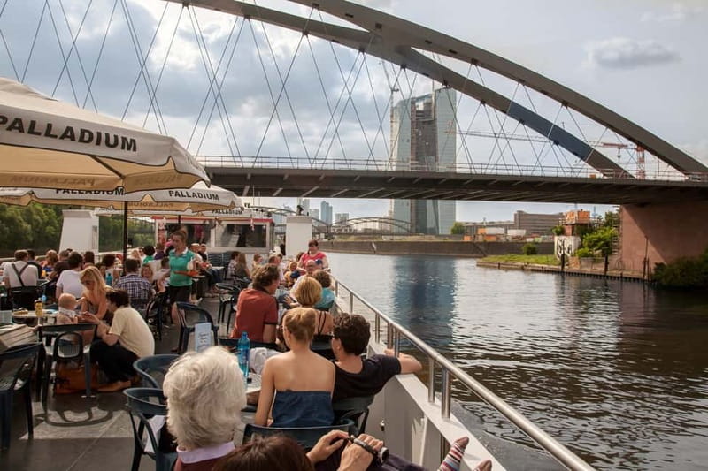 Frankfurt: Lounge Abendfahrt Frankfurt - Getting there by tram or subway without fuss