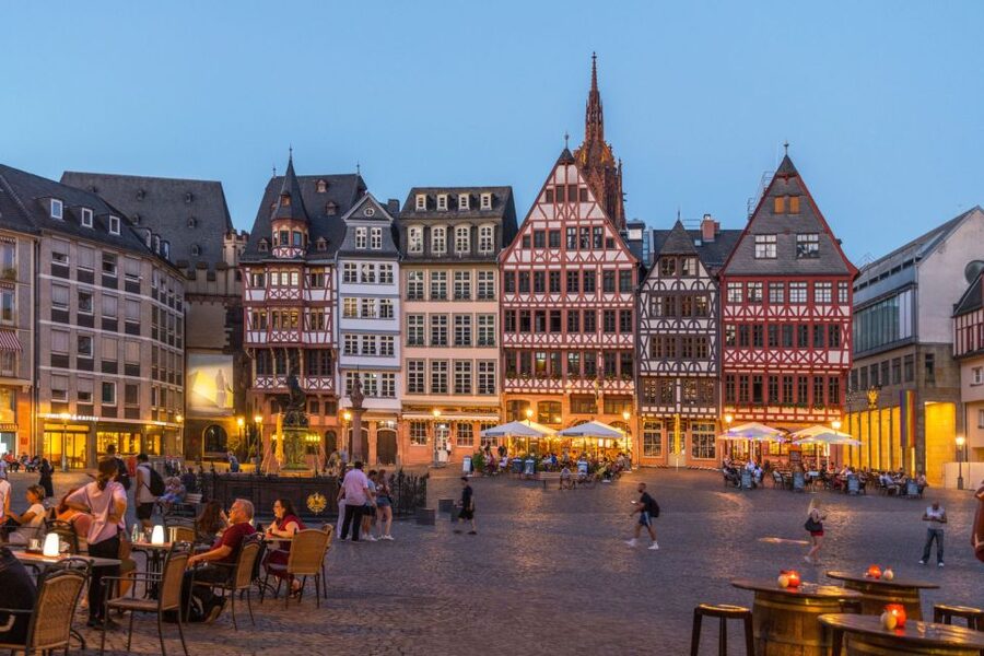 Frankfurt: New Old Town and Highlights German-Language Tour - Who should book this German-language walk