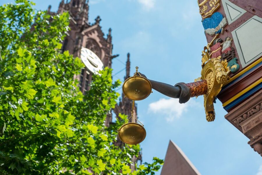 Frankfurt: New Old Town and Highlights German-Language Tour - The Römer and Römerberg square: civic power you can walk up to