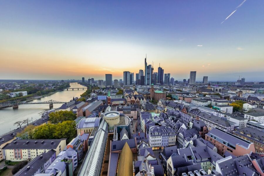 Frankfurt: New Old Town and Highlights German-Language Tour - What 1.5 hours feels like on the ground