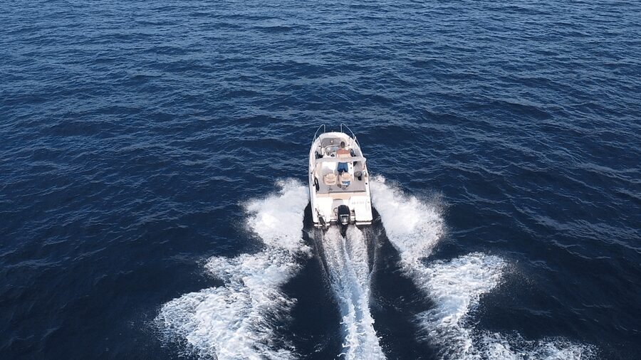 Frankfurt: Private Sport Boat Tour - Speed, Fun & Skyline - Taking the Wheel: Fun Control Under the Captain’s Watch