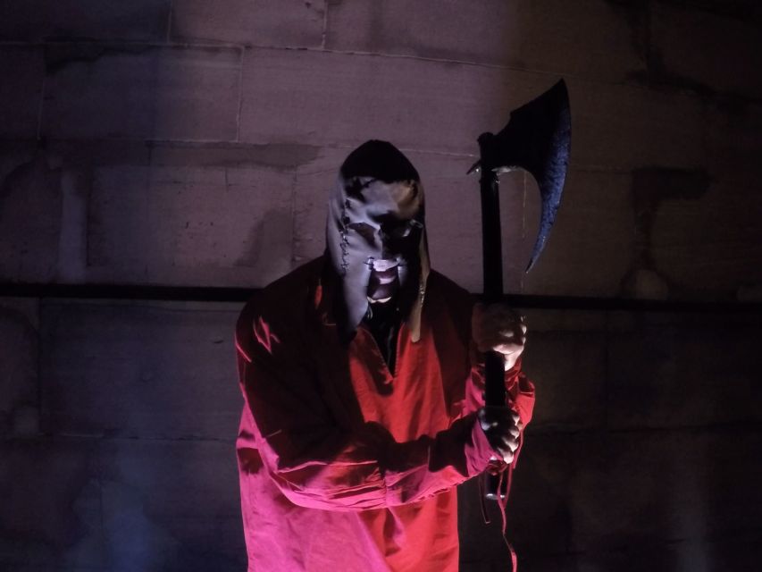 Frankfurt: Scary Sightseeing Tour with The Hangman - A night walk built for dramatic storytelling