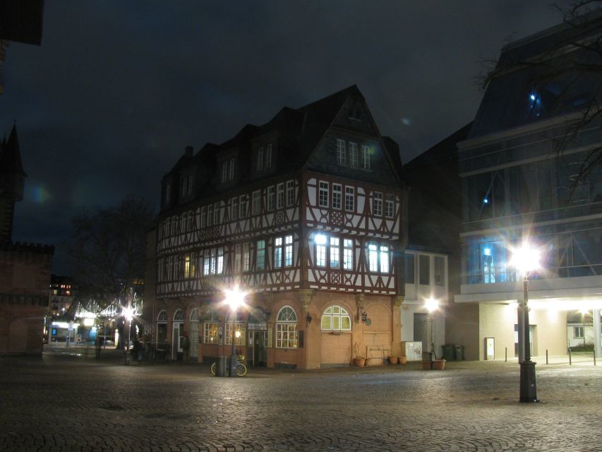 Frankfurt: Scary Sightseeing Tour with The Hangman - Stop 1: The cathedral and the power behind the crowns