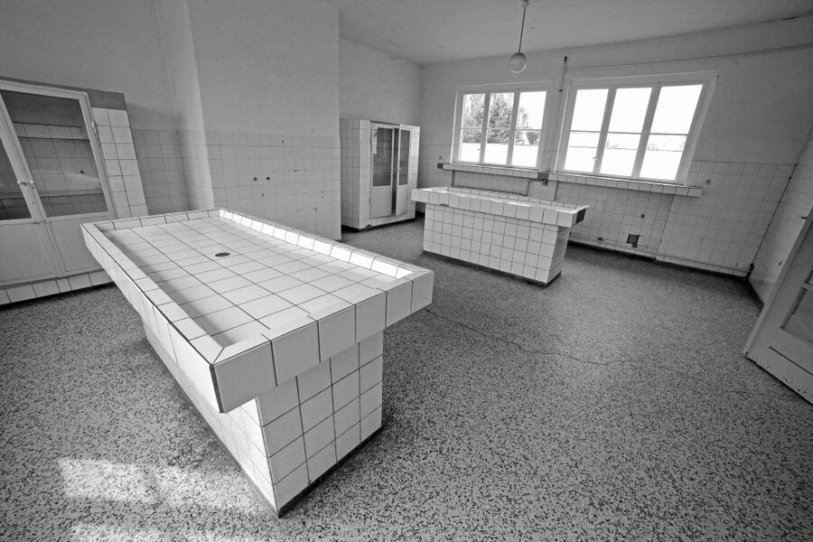 From Berlin: Licensed Sachsenhausen Tour with max. 15 people - Barracks remains and everyday machinery: Jewish barracks, the shoe testing track, and more