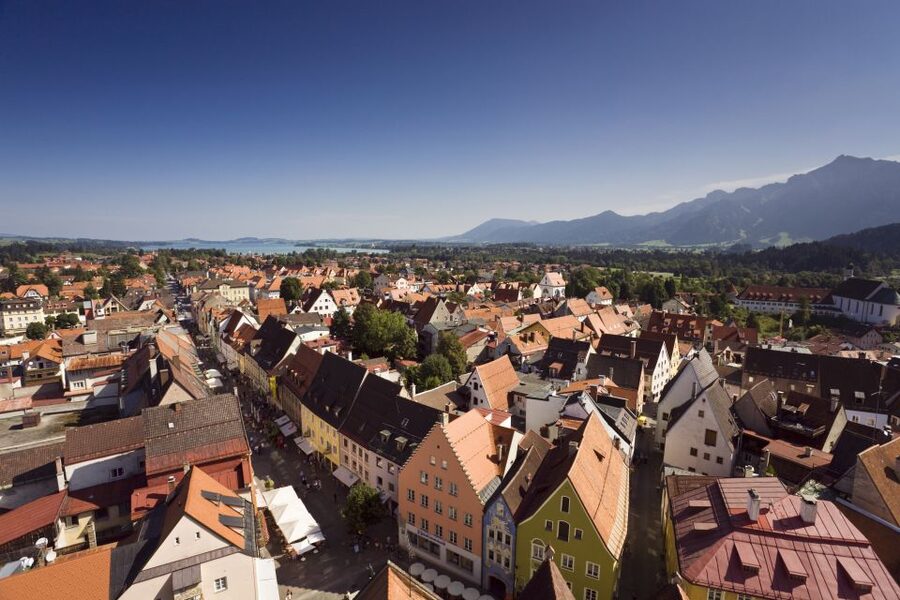 Füssen: Old Town Guided Walking Tour in German - Starting at Kaiser-Maximilian-Platz and getting your bearings
