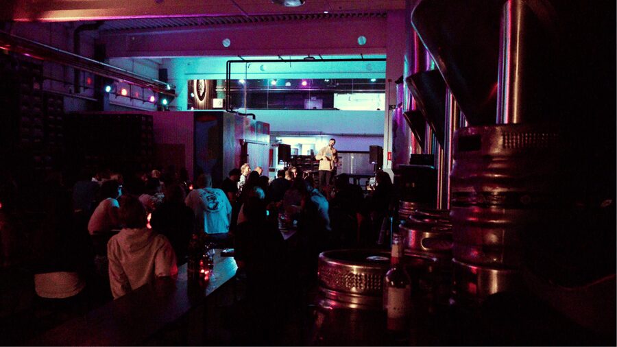 GET UP Comedy in Hamburg - Life is too short not to laugh! - Landgang Brewery in Altona: Professional Sets, Beer Breaks, and Comfort Snacks