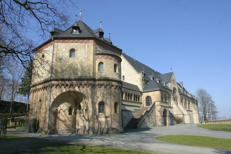 Goslar: Führung durch die Kaiserpfalz - Entering the UNESCO Kaiserpfalz, after the old-town warm-up
