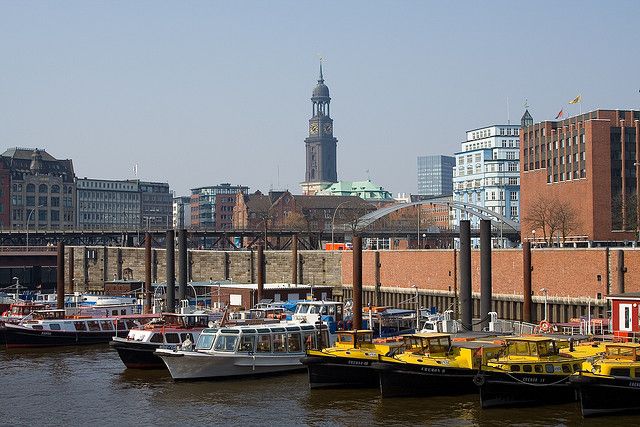 Hamburg: 1.5-Hour Comedy Bus Tour in German - Key things that make this tour worth your time