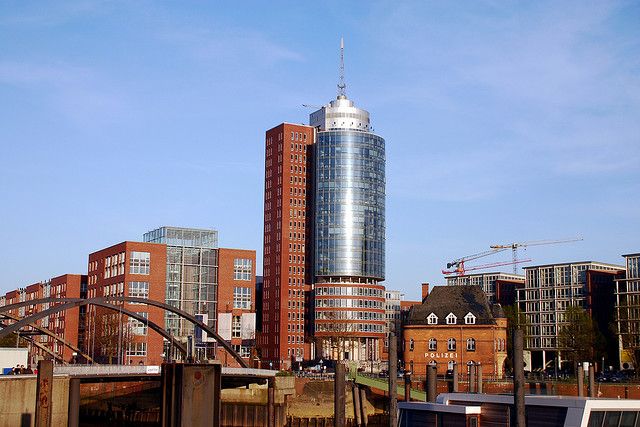 Hamburg: 1.5-Hour Comedy Bus Tour in German - How the 90 minutes actually work