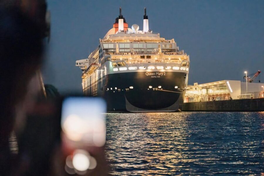 Hamburg: 1.5-Hour Evening Lights Harbour Cruise on a Ship - Elbphilharmonie at Night: The Photo Loop You Will Actually Want to Capture