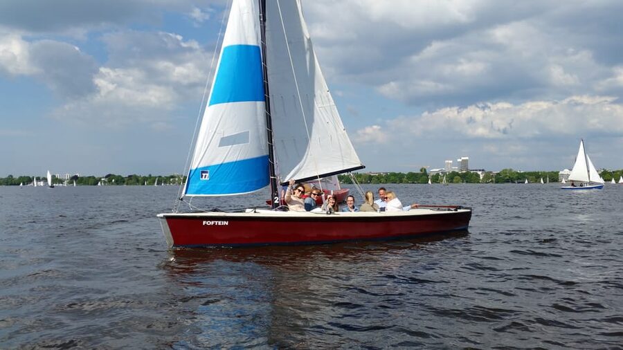 Hamburg: 1.5-Hour Sailing Sightseeing Tour on Aussenalster - Hands-On Sailing on Your Terms