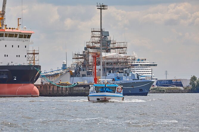 Hamburg: 1-hour harbor tour - Onboard comfort and the small practical stuff that matters