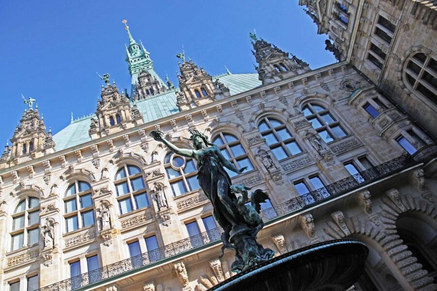 Hamburg: 2.5-Hour Discovery Tour - WWII Stories in the Middle of the Route: Why Timing Matters