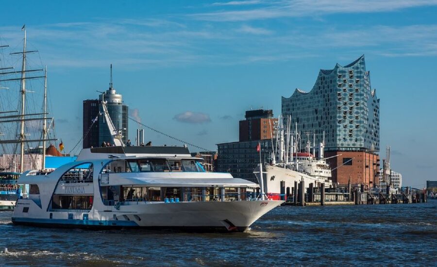 Hamburg: 2-Hour Sightseeing Cruise to Blankenese - From St. Pauli piers to the Fish Market, watching Hamburg at work