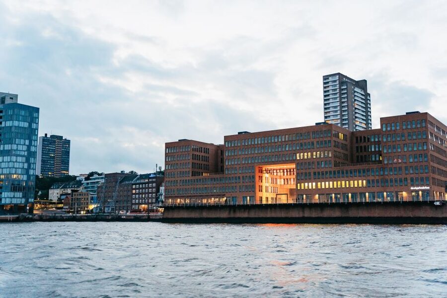 Hamburg: 90-Minute Evening Lights Harbor Cruise - Special Occasional Cruises: Queen Mary II and Hamburg Harbor Celebrations