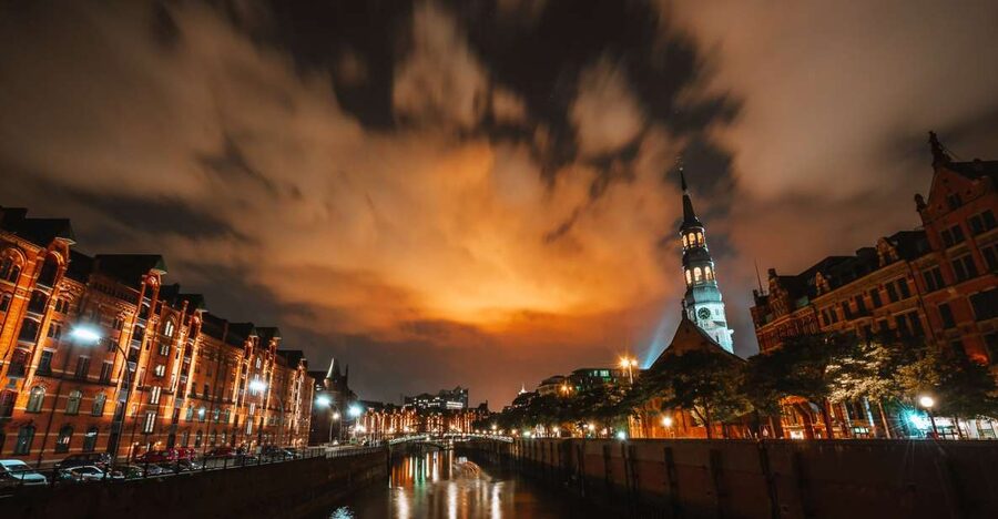 Hamburg: 90-Minute Evening Lights Harbor Cruise - Landungsbrücken Bridge 10 to Boarding Pass Quick Start