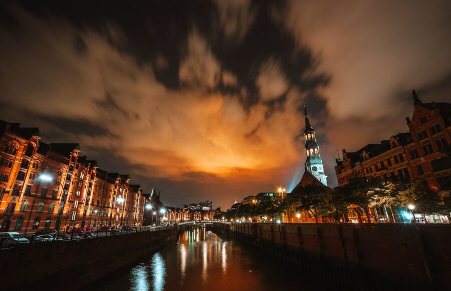 Hamburg: 90-Minute Evening Lights Harbor Cruise - Speicherstadt by Water, When the Tide Allows the Full Moment