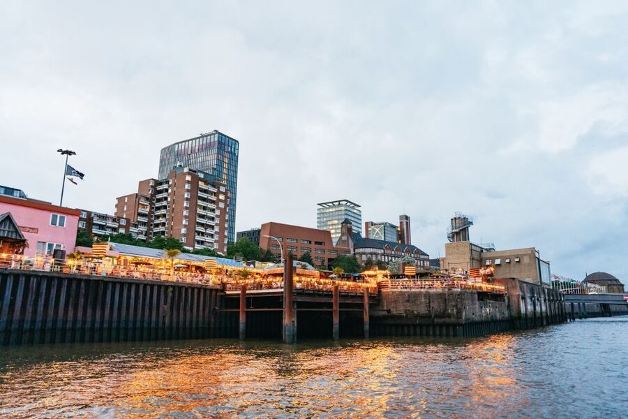 Hamburg: 90-Minute Evening Lights Harbor Cruise - Drinks Onboard and the Cash-Only Reality