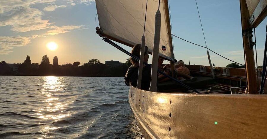 Hamburg: Alster River Sailboat Tour with Sundowner - The “learn sailing without stressing” approach