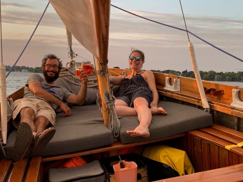 Hamburg: Alster River Sailboat Tour with Sundowner - Timing and flow: a simple one-hour cruise on the Outer Alster