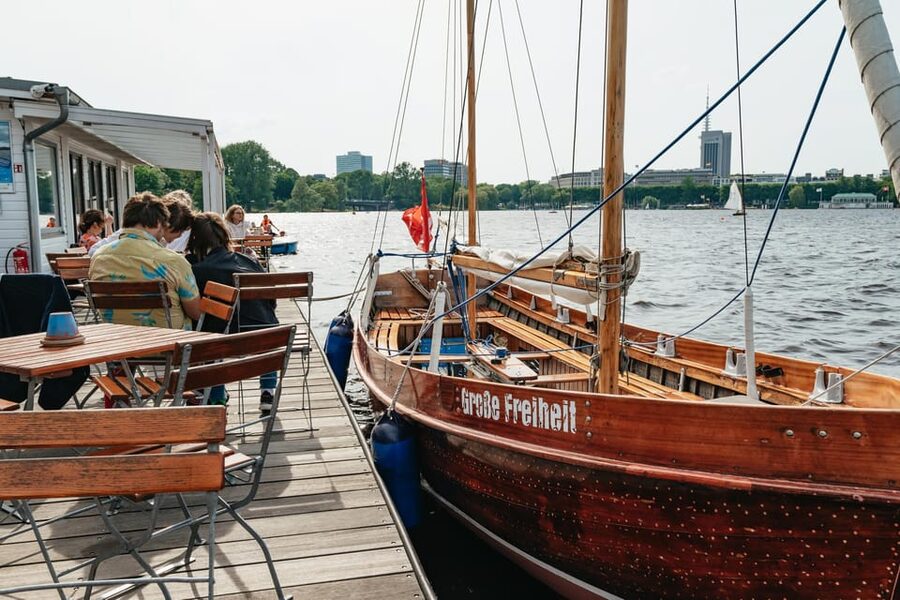 Hamburg: Alster River Sailing Tour on a 2-Masted Sailboat - Photos and best viewing spots on deck