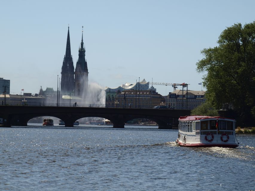Hamburg: City Cruise on Alster Lake - German Live Commentary and the English Audio Option