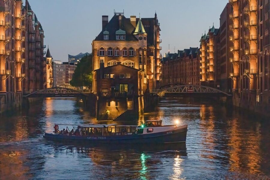 Hamburg Combi: 1,5h Evening Cruise & 2h Reeperbahn Tour - Why This Combo Ticket Works for Hamburg at Night