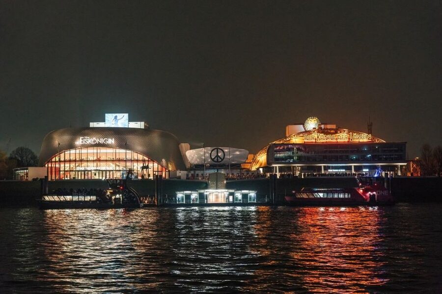 Hamburg Combi: 1,5h Evening Cruise & 2h Reeperbahn Tour - Speicherstadt, HafenCity, Bridges, and Terminals You Can Spot